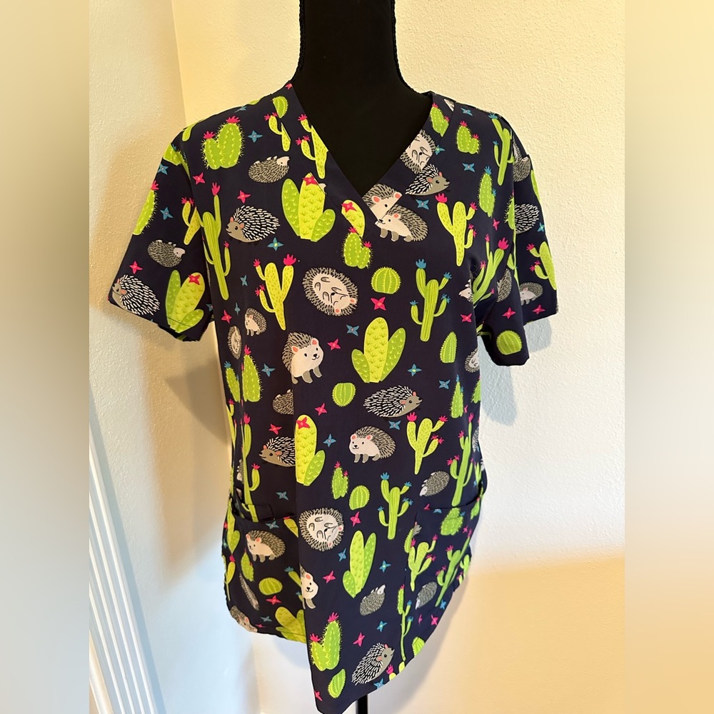 Hedgehog scrub top, women’s size large